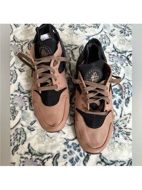 Men's NIKE Huarache Sneakers Limited Edition- Black and Mauve